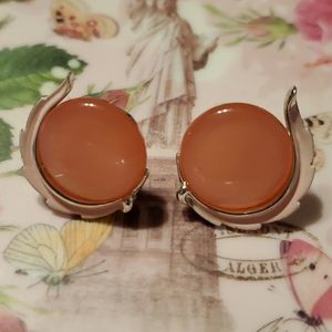 LISNER Vintage silver tone enamel peachy moonglow thermoset Clip On Earrings